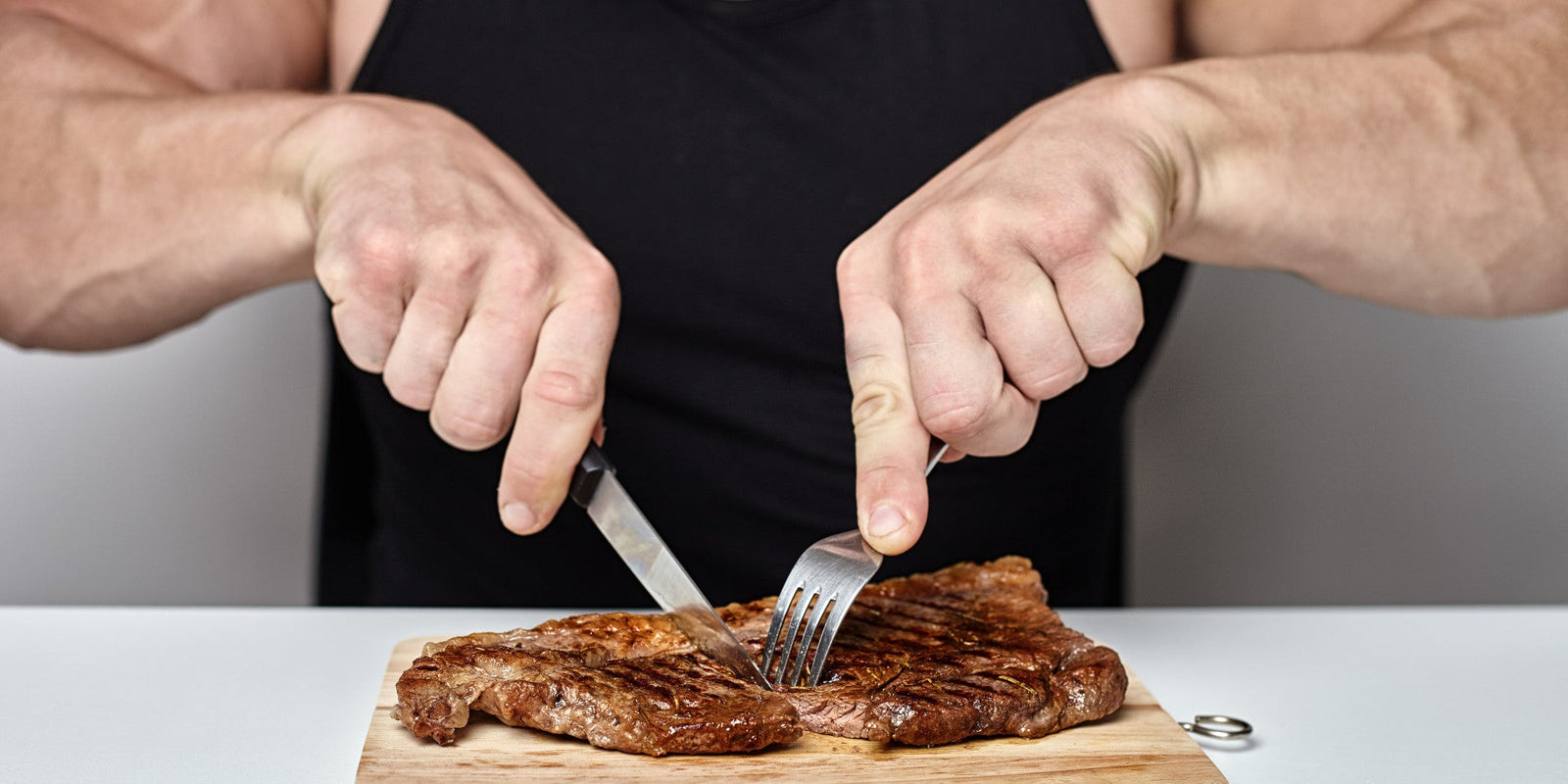 man eats his Bodybuilding Macros